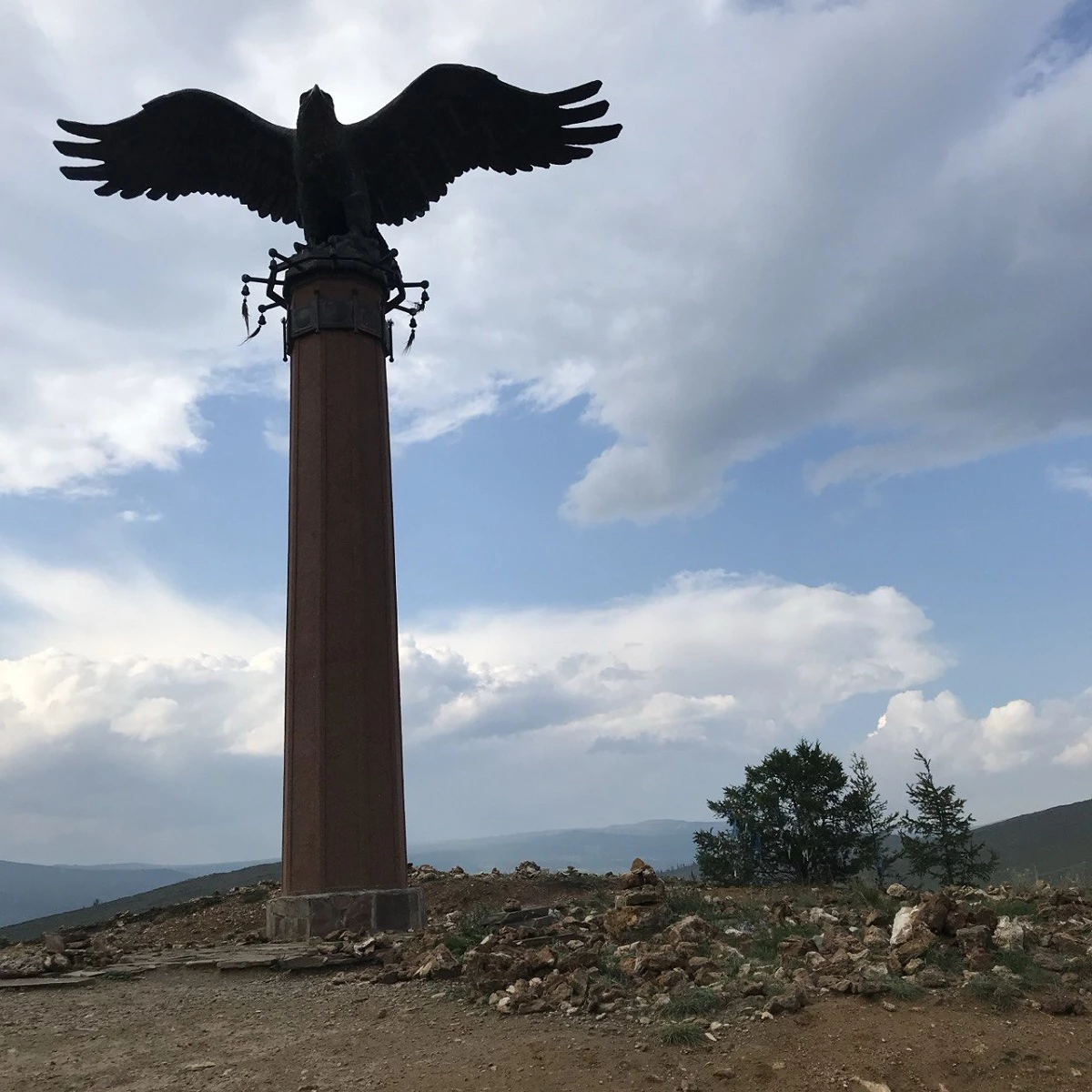 Живописная бухта Байкала с бирюзовой водой и каменистым берегом