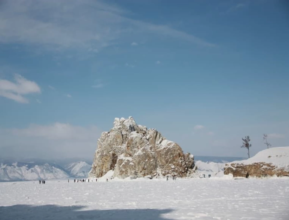 Живописная бухта Байкала с бирюзовой водой и каменистым берегом