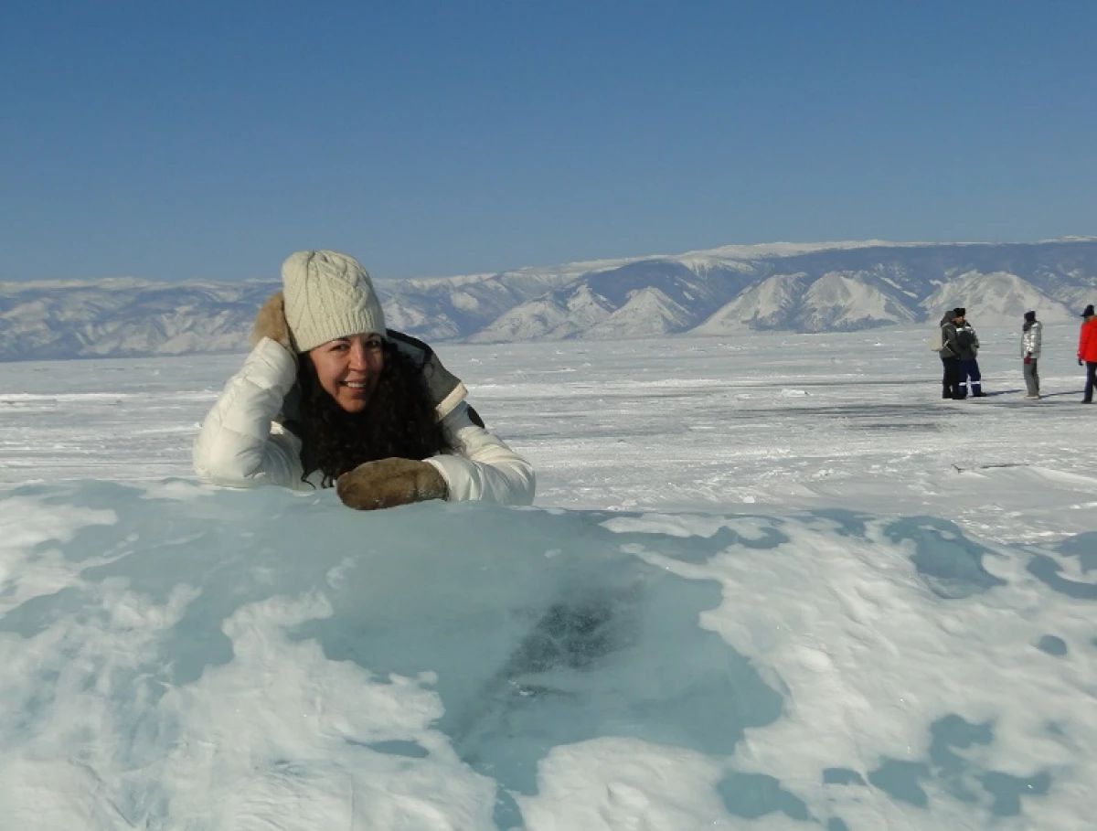 Живописная бухта Байкала с бирюзовой водой и каменистым берегом