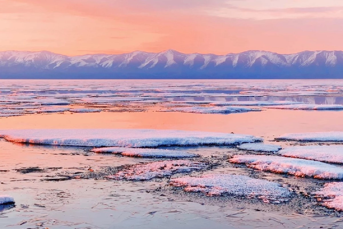Живописная бухта Байкала с бирюзовой водой и каменистым берегом