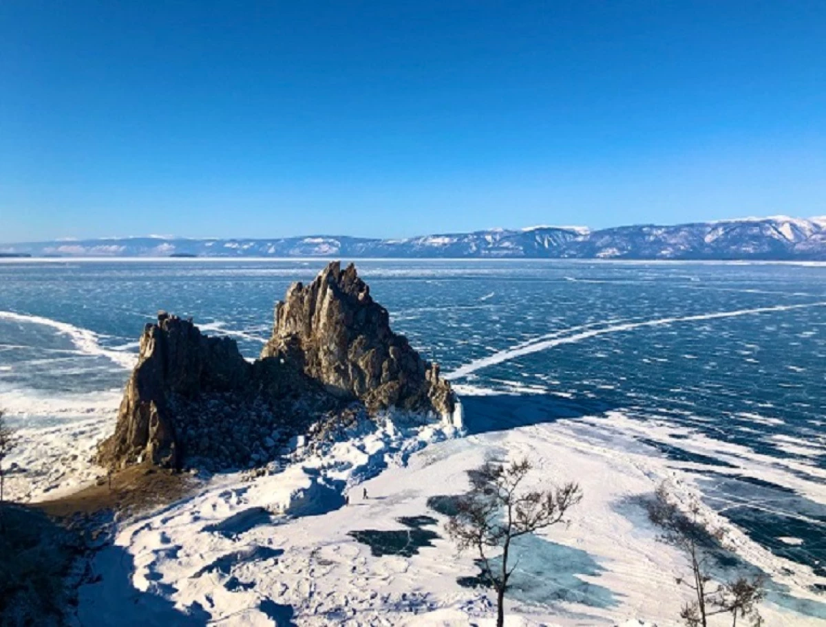 Живописная бухта Байкала с бирюзовой водой и каменистым берегом