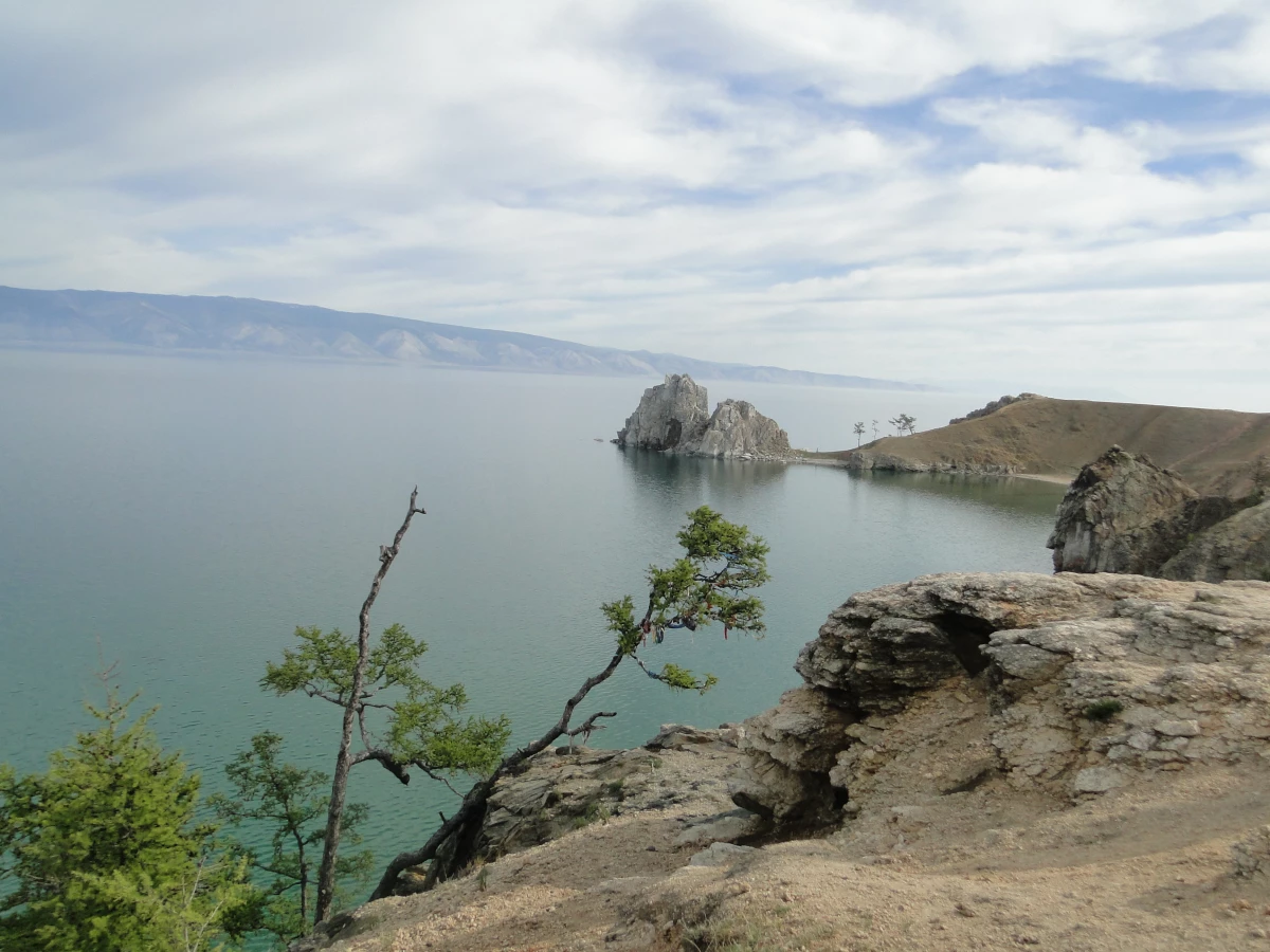 Живописная бухта Байкала с бирюзовой водой и каменистым берегом