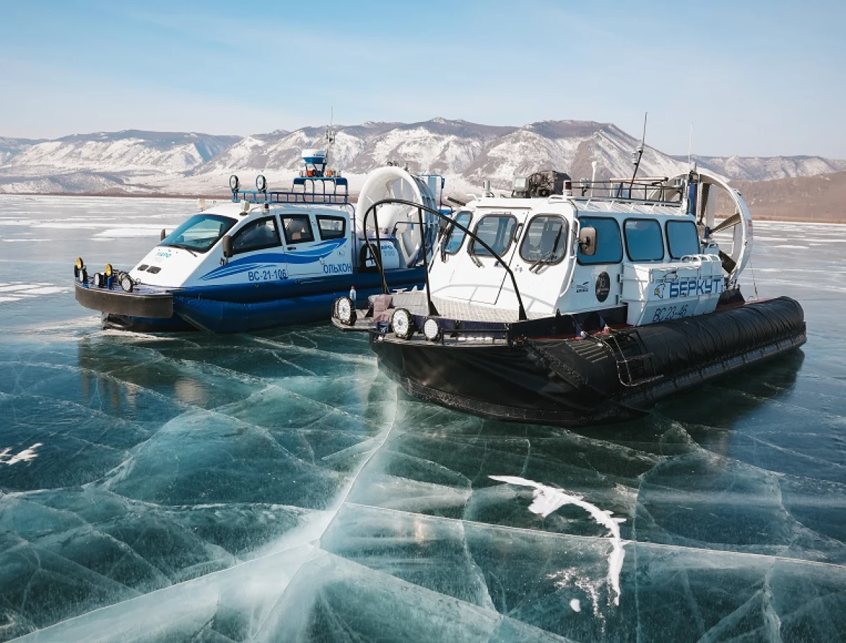 Живописная бухта Байкала с бирюзовой водой и каменистым берегом
