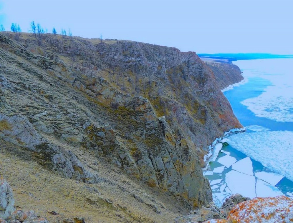 Живописная бухта Байкала с бирюзовой водой и каменистым берегом