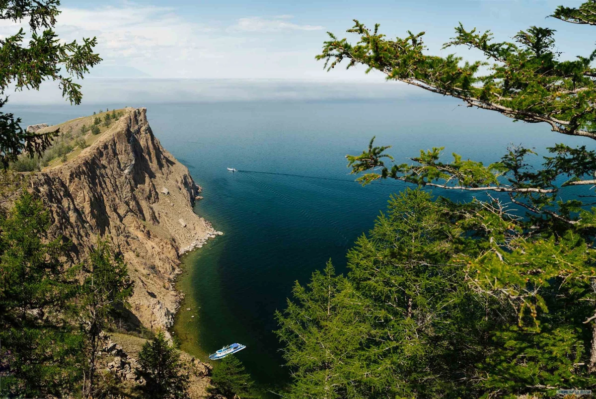 Живописная бухта Байкала с бирюзовой водой и каменистым берегом