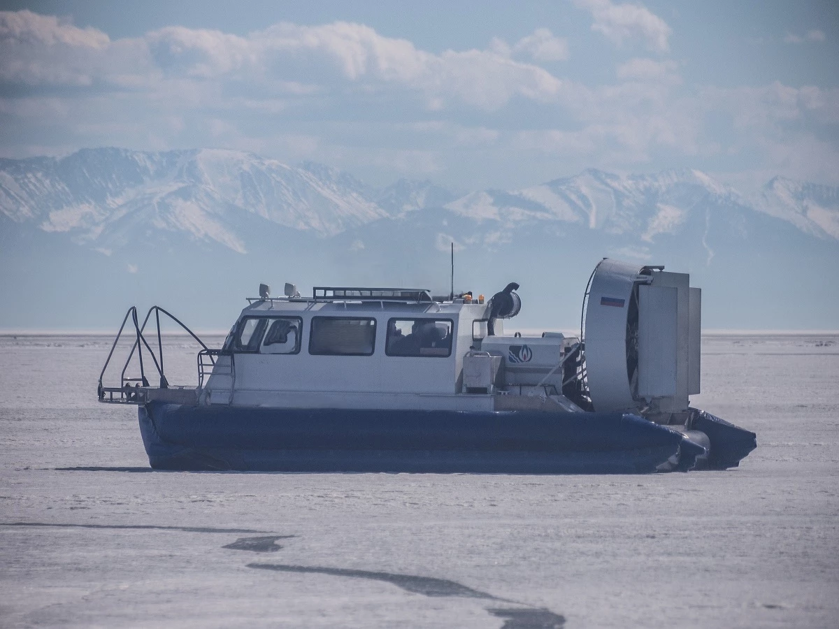 Живописная бухта Байкала с бирюзовой водой и каменистым берегом